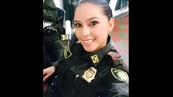 Chica policía culiando.