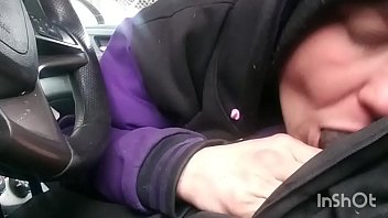 Whore giving blowjob in a car for letting her get warm while waiting for the bus