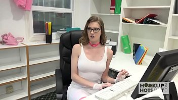 Gilr in office gets fucked by guy at lunch