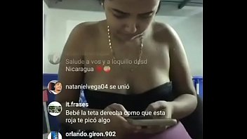 Keyra b. en su Instagram Live moviendo el culo