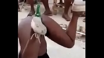 Africana dançando e piscando a buceta com uma garrafa de heineken dentro.
